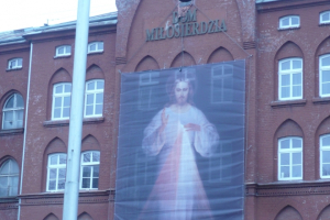 Jezus Miłosierny na fasadzie Domu